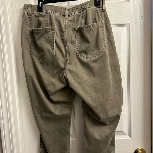 LANE BRYANT Skinny Jeans with Stars! NWOT Women’s Size 16 - Picture 2 of 3